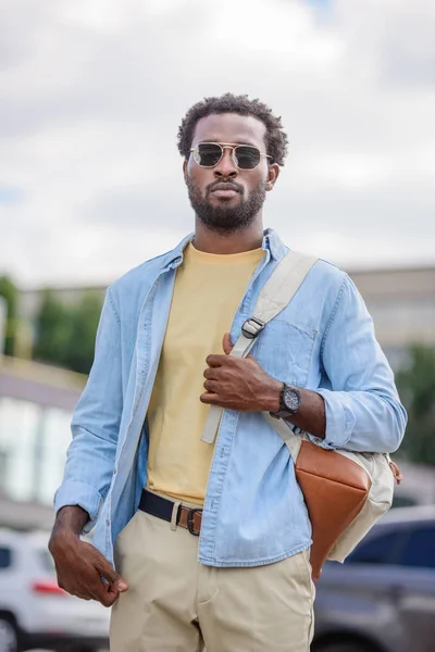 Vacker Afrikansk Amerikansk Man Solglasögon Tittar Bort Gatan — Stockfoto