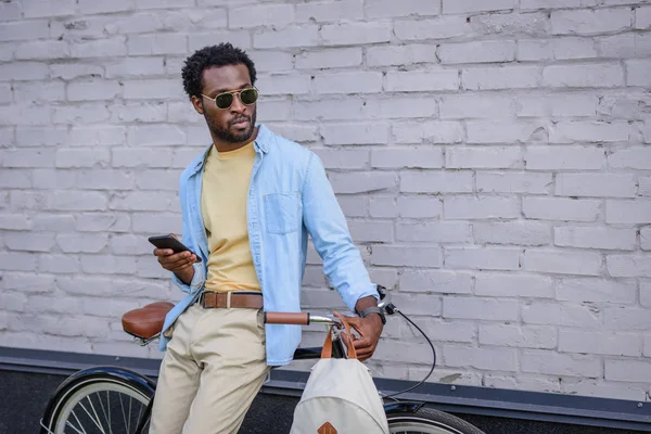 Elegante Hombre Negocios Afroamericano Gafas Sol Pie Con Bicicleta Cerca — Foto de Stock