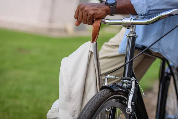 Vista Recortada Del Hombre Afroamericano Pie Cerca Bicicleta Con Mochila — Foto de Stock