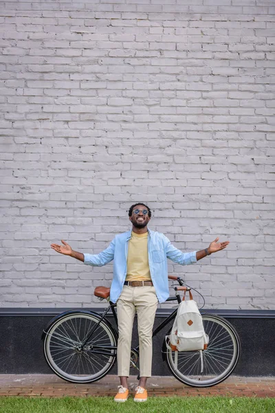 Happy African American Man Gesturing While Standing Brick Wall Bicycle — Stock Photo, Image