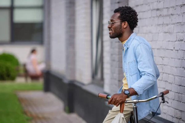 Tersenyum African American Man Sunglasses Standing Bicycle Brick Wall — Stok Foto