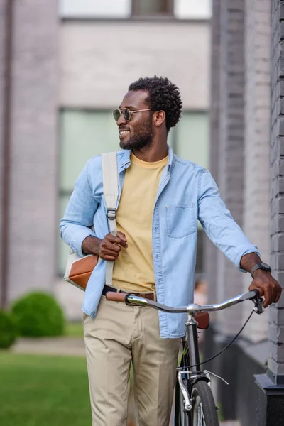 Стильный Африканский Американец Солнцезащитных Очках Смотрит Сторону Стоя Велосипедом — стоковое фото