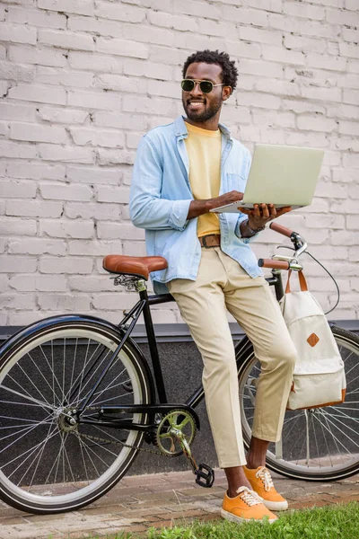 Wesoła African American Man Patrząc Stojąc Pobliżu Roweru Pomocą Smartfona — Zdjęcie stockowe