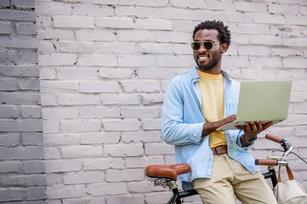 Lächelnder Afrikanisch Amerikanischer Mann Schaut Weg Während Einer Ziegelmauer Der — Stockfoto