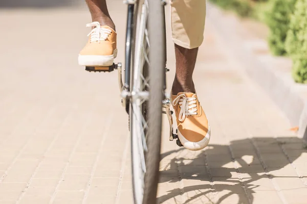 Vista Ritagliata Dell Uomo Africano Americano Bicicletta Lungo Strada Soleggiata — Foto Stock