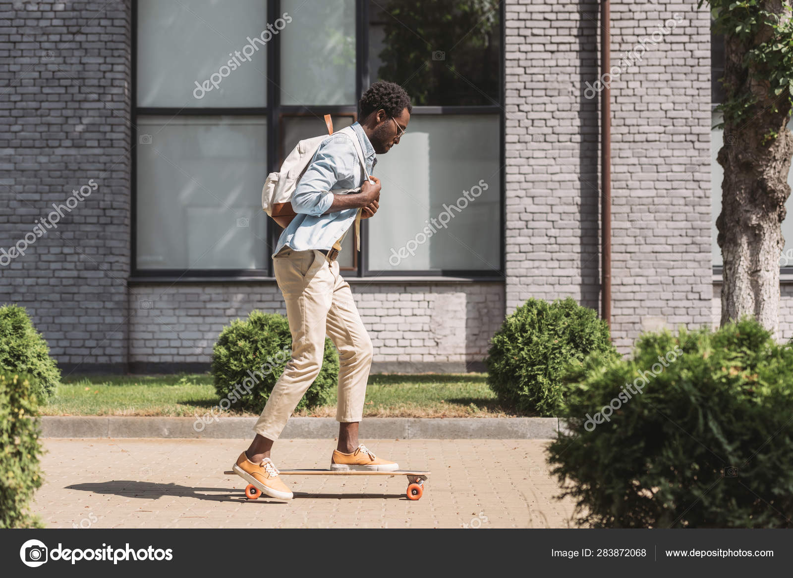 zoals dat grip olifant Stylish African American Man Backpack Riding Longboard Sunny Street Stock  Photo by ©AndrewLozovyi 283872068