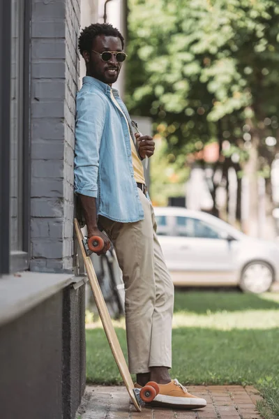 Homem Americano Africano Elegante Óculos Sol Olhando Para Câmera Enquanto — Fotografia de Stock