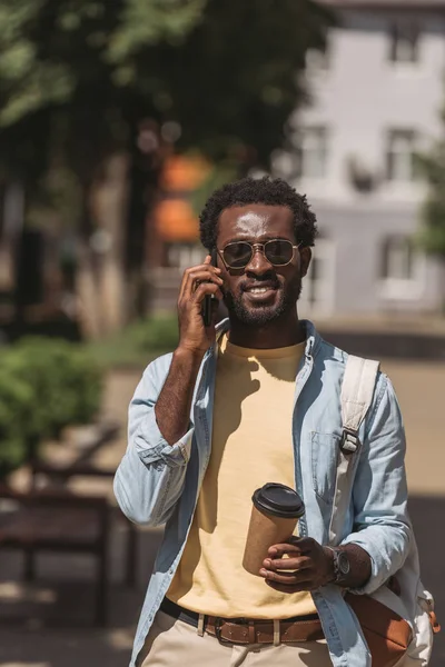 Guapo Afroamericano Hombre Mirando Cámara Sosteniendo Café Para Mientras Habla — Foto de Stock