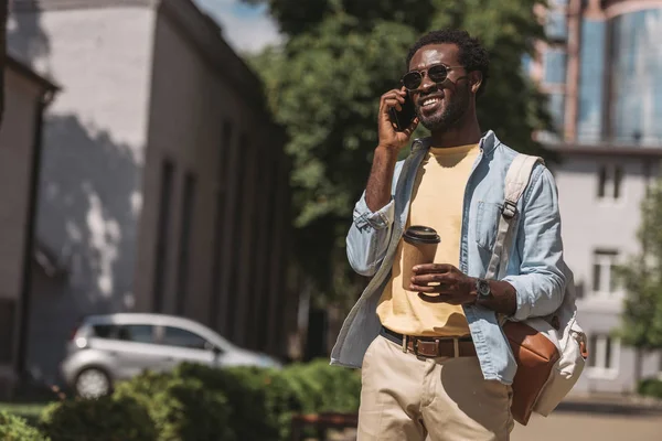 Elegante Homem Americano Africano Alegre Falando Smartphone Olhando Para Longe — Fotografia de Stock