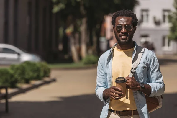 カメラを見ながら紙コップを持つメガネでハンサムな スタイリッシュなアフリカ系アメリカ人の男 — ストック写真