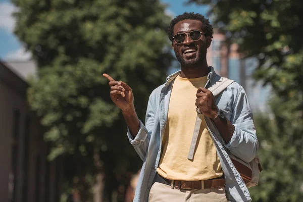 Bonito Elegante Homem Afro Americano Sorrindo Enquanto Apontando Com Dedo — Fotografia de Stock