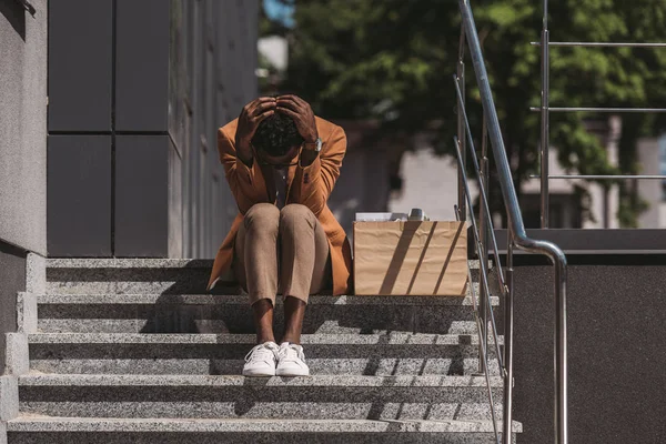 Καταθλιπτικός Αφρικανός Αμερικανός Επιχειρηματίας Κάθεται Στις Σκάλες Κοντά Χαρτοκιβώτιο Και — Φωτογραφία Αρχείου