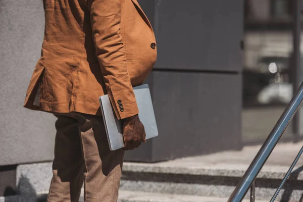 Обрізаний Вид Афроамериканського Бізнесмена Тримає Ноутбук Стоячи Сходах — стокове фото