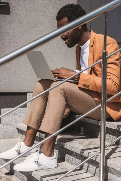 Mosolygós Afro Amerikai Üzletember Lépcsőn Dolgozik Laptop — Stock Fotó