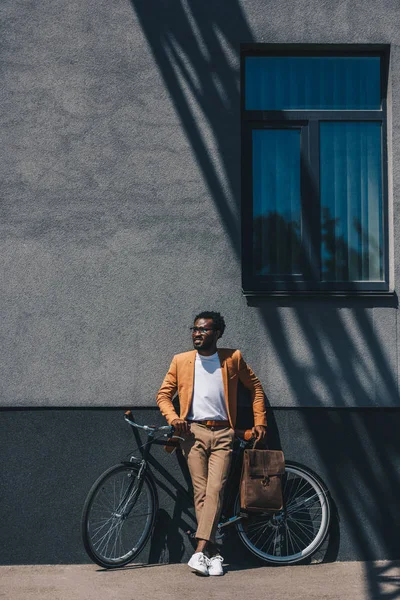 Bonito Elegante Empresário Afro Americano Com Bicicleta Perto Parede — Fotografia de Stock