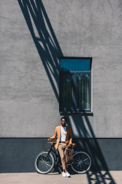 Stylischer Afrikanisch Amerikanischer Geschäftsmann Steht Mit Fahrrad Wand Unter Fenster — Stockfoto