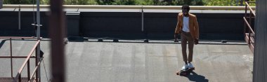 çatıda lonboard sürme Afrikalı Amerikalı işadamının panoramik çekim