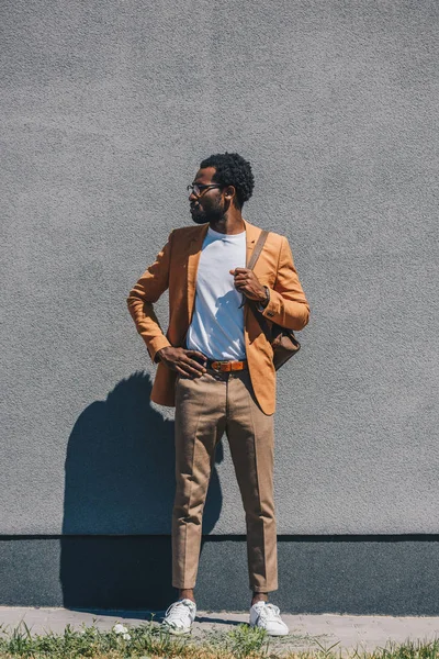 Bonito Africano Americano Empresário Segurando Mão Quadril Saindo Rua — Fotografia de Stock