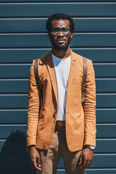 Guapo Elegante Hombre Negocios Afroamericano Gafas Mirando Cámara Mientras Está —  Fotos de Stock