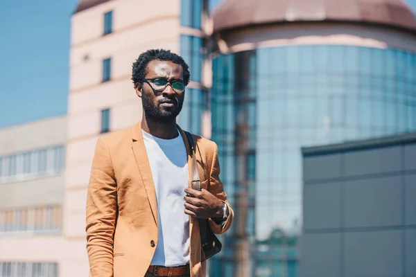 Riflessivo Uomo Affari Afro Americano Distogliendo Sguardo Con Edifici Sullo — Foto Stock