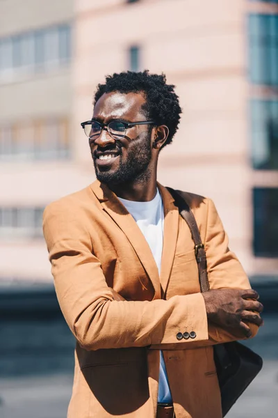 Bonito Elegante Empresário Afro Americano Óculos Olhando Para Longe Enquanto — Fotografia de Stock