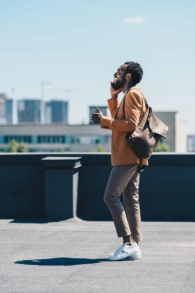 Cheerful African American Businessman Smiling While Talking Smartphone Rooftop — Stock Photo, Image