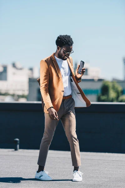 Alegre Elegante Hombre Negocios Afroamericano Con Teléfono Inteligente Azotea —  Fotos de Stock