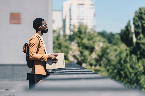 Enfoque Selectivo Hombre Negocios Afroamericano Sosteniendo Caja Cartón Mirando Hacia — Foto de Stock