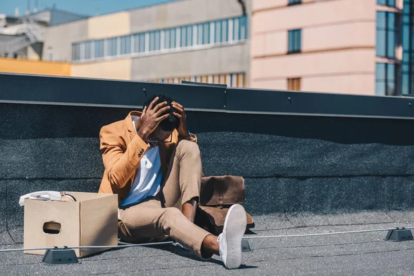 Засмучений Афроамериканець Бізнесмен Тримає Руки Біля Голови Сидячи Даху Біля — стокове фото