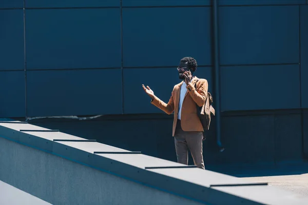 Stylish African American Businessman Gesturing While Standing Rooftop Talking Smartphone — Stock Photo, Image