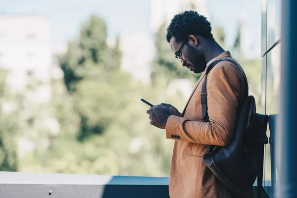 Hombre Negocios Afroamericano Serio Pie Azotea Utilizando Teléfono Inteligente —  Fotos de Stock