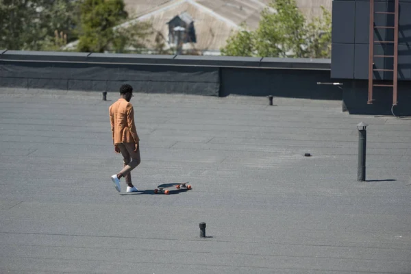 Stylish African American Businessman Walking Rooftop Longboard — Stock Photo, Image