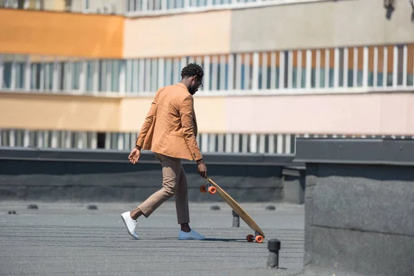 Afroamerikai Üzletember Stílusos Alkalmi Ruhákat Sétált Tetőn Longboard — Stock Fotó