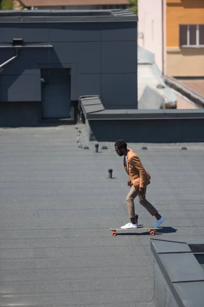 Stylish African American Businessman Riding Longboard Sunny Rooftop — Stock Photo, Image