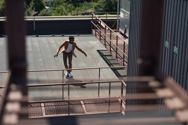 Selective Focus African American Businessman Longboarding Sunny Rooftop — Stock Photo, Image