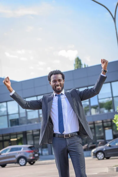 Glücklicher Afrikanisch Amerikanischer Geschäftsmann Zeigt Siegergeste Vor Laufender Kamera — Stockfoto