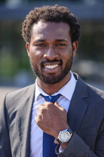 Gutaussehender Fröhlicher Afrikanisch Amerikanischer Geschäftsmann Der Krawatte Anrührt Und Die — Stockfoto