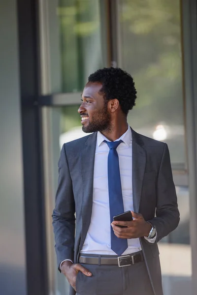 Sonriente Hombre Negocios Afroamericano Con Teléfono Inteligente Cogido Mano Bolsillo — Foto de Stock