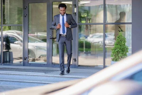 Enfoque Selectivo Del Apuesto Hombre Negocios Afroamericano Caminando Por Las — Foto de Stock