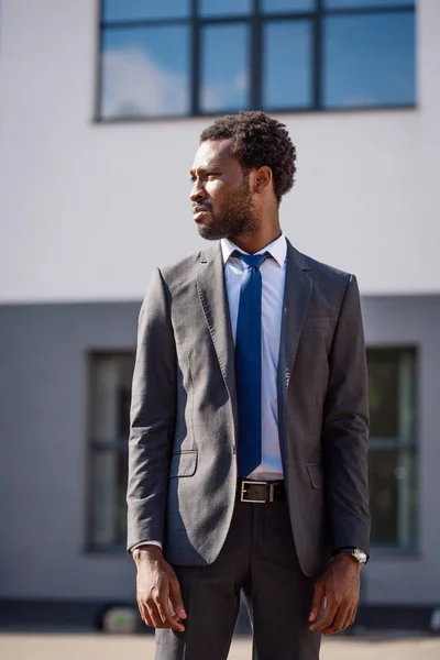 Zelfverzekerde Afro Amerikaanse Zakenman Pak Kijkt Weg Straat — Stockfoto