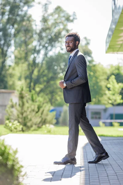 Bello Allegro Uomo Affari Africano Americano Tuta Sorridente Alla Macchina — Foto Stock