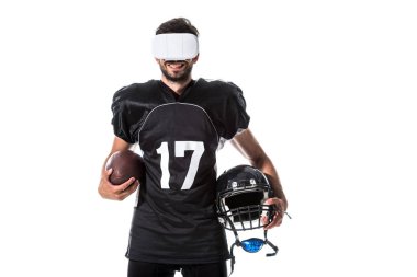 mutlu Amerikan futbol oyuncusu sanal gerçeklik kulaklık top ile Izole beyaz