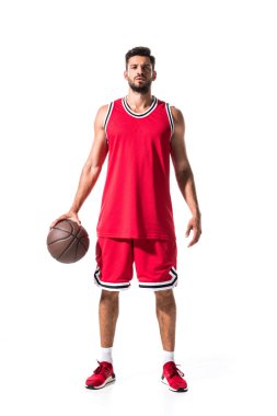 Beyaz üzerinde Izole top ile kırmızı üniforma yakışıklı atletik basketbol oyuncusu 