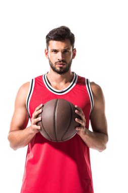 sportif basketbol oyuncusu tutarak topu ve beyaz üzerinde izole kamera bakıyor 