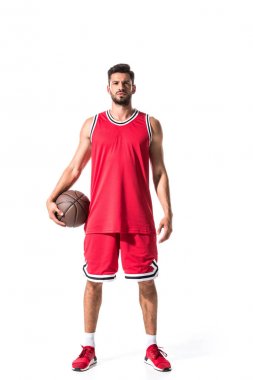 sportif basketbol oyuncusu tutarak topu ve beyaz üzerinde izole kamera bakıyor 