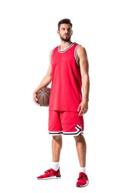 Beyaz üzerinde Izole topu ile atletik basketbol oyuncusu 
