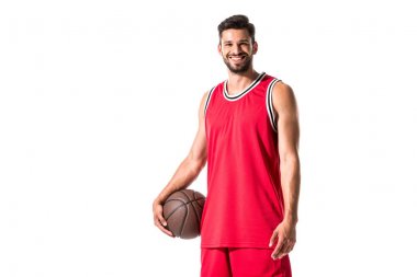 Beyaz üzerinde Izole fotoğraf makinesi görünümlü top ile gülümseyen basketbol oyuncusu 