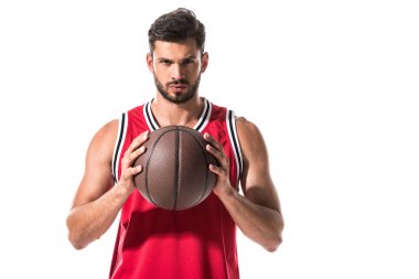 Beyaz üzerinde Izole topu ile üniforma ciddi atletik basketbol oyuncusu 