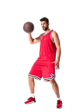Beyaz üzerinde Izole topu ile yakışıklı basketbol oyuncusu 