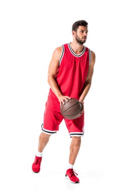 Beyaz üzerinde Izole topu ile üniforma sakallı atletik basketbol oyuncusu 